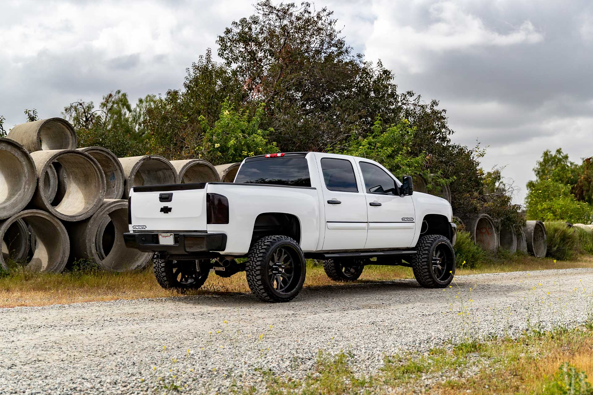 white chevy silverado 1500 with gloss black h504 hardrock offroad truck wheels