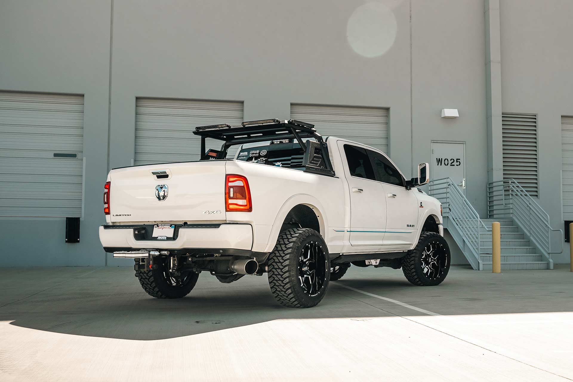 white dodge ram 2500 with gloss black milled h507 off road wheels